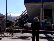Преминаващ засне ужаса след падналия кран на бул. "Никола Вапцаров"