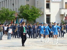 Красиви ученички дефилират по Главната