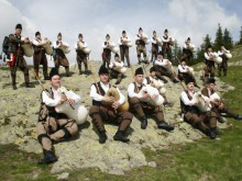 Невероятно: Каба гайди огласяват "Лаута" на уникален народен събор!