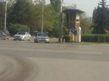 Полицаи затвориха цяла лента, за да си говорят на сянка! 