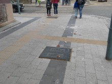 Поредна опасна сграда в центъра на Пловдив: Мазилка падна коварно на метри от училище!