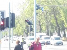 "Умен" светофар не удържа на мощния вятър в Пловдив