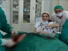 Скандал след лекарско селфи по време на операция
