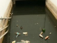 Риба и жаби в железопътен подлез у нас, водата над 2 метра