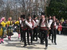 Гербери и козунак на Цветница от ГЕРБ в "Южен"