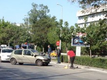 Видео: Вижте как съвестен шофьор мете след катастрофа в Пловдив