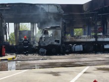 Извънредно: Камион се вряза в бензиностанция на магистралата край Пловдив, изглежда страшно!