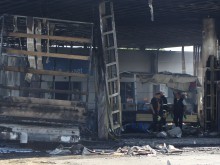 Камионът се забил в зареждаща кола, после и в друга колонка! Шофьорът е спасен!