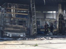 Продължава източването на горивото от изгорялата бензиностанция край Пловдив вчера