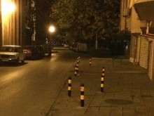 Тези колчета възмутиха пловдивчанин, обяснение обаче има 