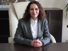 Жена пое затворите
