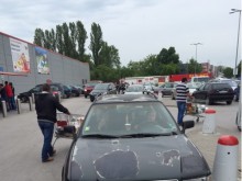 Гостенка от друг град паркира в насрещното на паркинг пред супермаркет