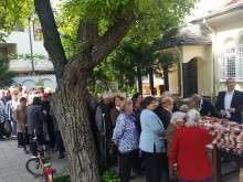 Козунаци и кашкавал раздадоха в "Северен"