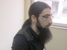 Затворник от Бургас брани в съда правото си на дълга коса и брада