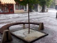 Порои и градушки удариха жестоко у нас