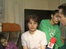 9-членно семейство живее в мазе на ръба на мизерията, бащата бори рака