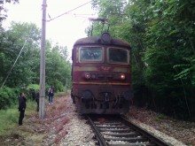 Машинистите сами потушили пожара, големи задръствания по прелезите!