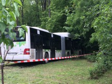 Шофьор на автобус почина по време на движение, има пострадали