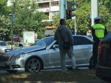 Кола блъсна колоездач на оживено пловдивско кръстовище