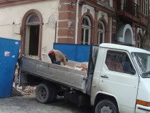 Вече се работи по къщата, от която се срути мазилка върху бебешка количка