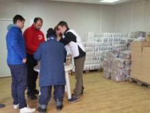 Жители на "Тракия" получават хранителни продукти от БЧК