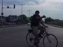 Колоездач кара по средата на пътя, около него - велоалеи като слънце!