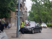 Нелепа катастрофа затруднява движението по бул. "Руски", жена е леко ранена