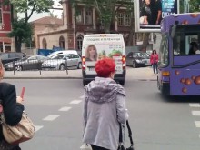 Бус изуми пешеходци и шофьори на оживено кръстовище в Пловдив!