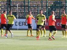 "Канарчетата" потеглиха за Варна, последната тренировка ще е край морето