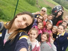 Две шампионки помагат на най-малките маричанки, те са на финал