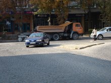 Камионите на ул. "Петко Д. Петков" все още са в покой