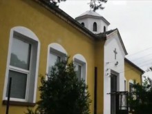Църква и магазин в едно - салам и молитви в съседство