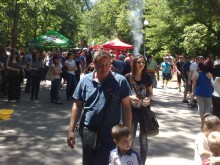 "Лаута" се пукна по шевовете, хиляди се стекоха на събора!