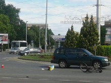Велосипедист бе блъснат на кръговото на Панаира, задръстването е голямо