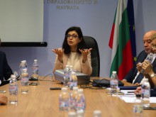 Кунева не се разбра с "неприоритетните" студенти, почват протести