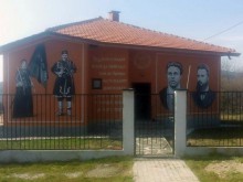 Родолюбив българин постави ликовете на велики личности върху къщата си