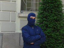 Пловдивчанин с маска на лицето протестира срещу носенето на бурки