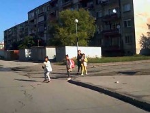 Дете за малко да бъде отнесено на пътя в Пловдив