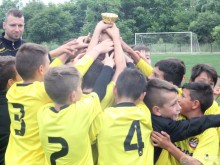 "Канарчета" прегърнаха шампионската купа при набор 2005