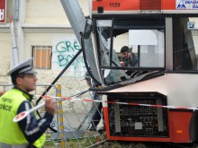 Шофьорът и още 7 пътници са пострадали при катастрофата с автобус във Варна