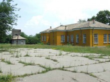 Бивши училища си търсят нови стопани