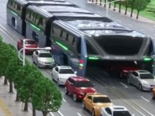 В Китай разработват автобус, който да минава над колите