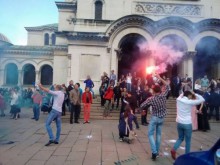 Кючек, димки и алкохол на стълбите на най-големия храм на Балканите
