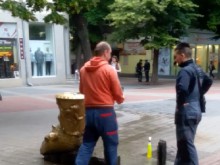 Да чистиш климатика на Lafka в обществена чешма на пъпа на Пловдив