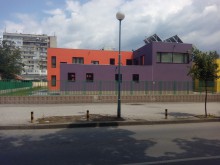 Изкъртиха плочки от оградата на нова детска градина в Пловдив