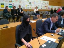 Жена с бурка се появи в местния парламент на Пловдив днес