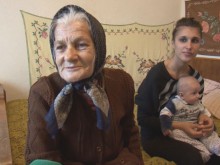 Баба за пример: 75-годишната Недка се грижи сама за внуци и правнуци