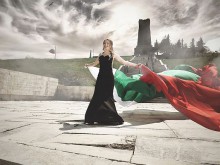 Абитуриентка грабна сърцата на българите със запомняща се снимка