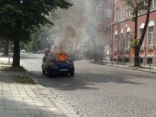 Извънредно: Огнен ад до мол "Марково тепе", кола изгоря като факла!