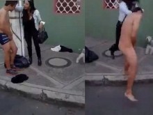 Жена залови крадец и го съблече гол на улицата за назидание